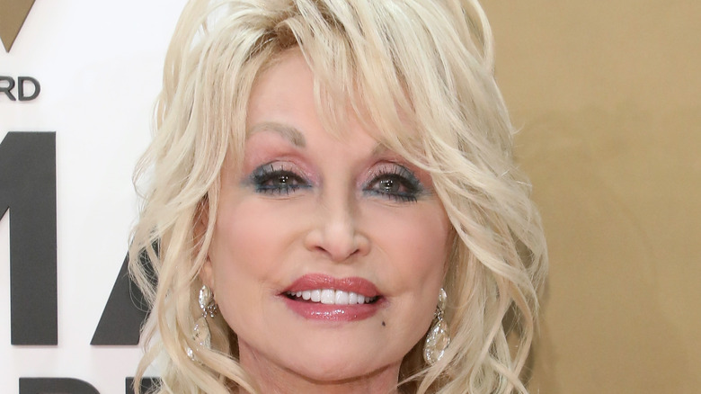 Dolly Parton Reveals Her Secret Morning Routine And Flawless Skin ...