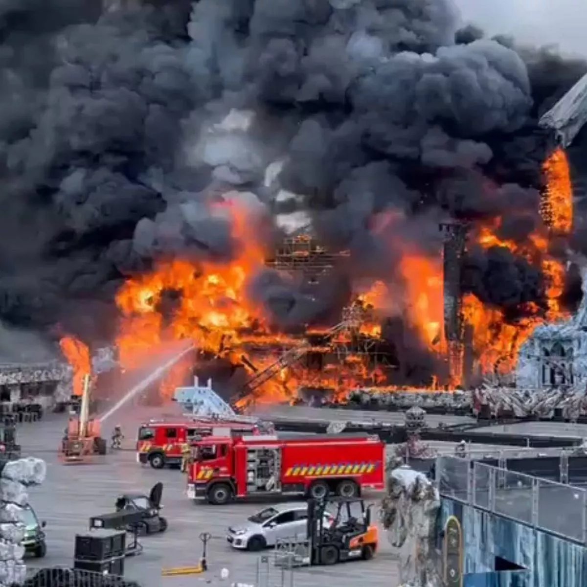 Tomorrowland STAGE engulfed in FLAMES—Shocking footage WARNING image 2