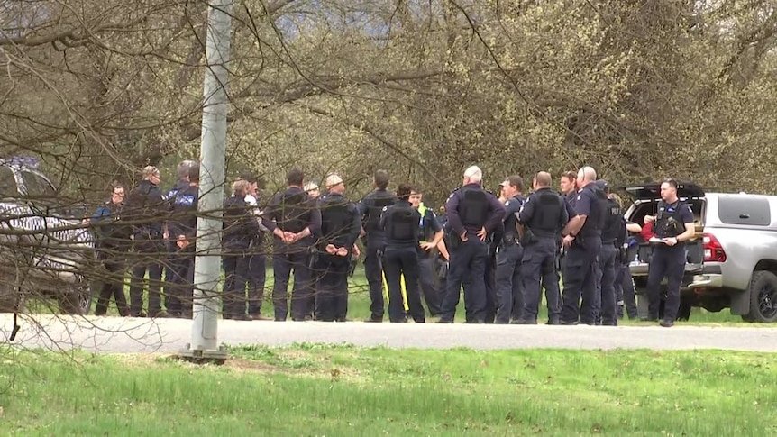 Two Aussie Cops Dead ,gunman At Large After Shoorting In Australia second image