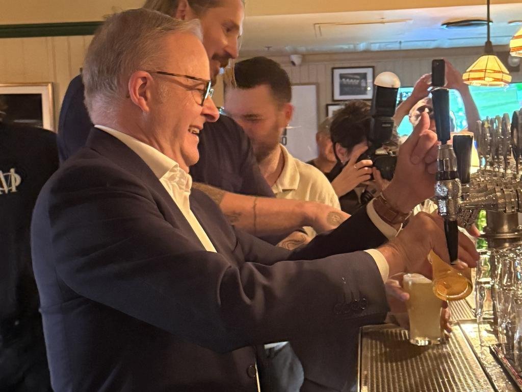 Anthony Albanese Shouts Entire New York Pub A Beer