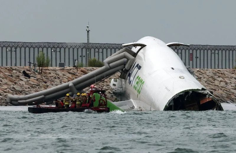 Plane Plunges into Sea in Deadly Hong Kong Crash second image
