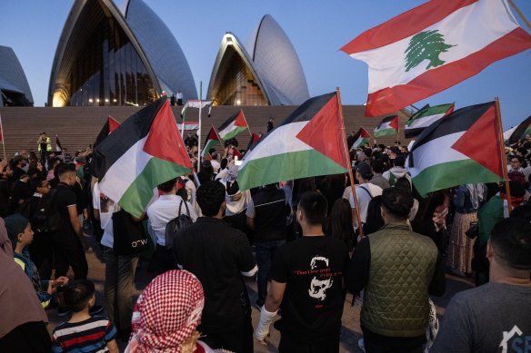 Sydney Opera House March Sparks Disaster Fears