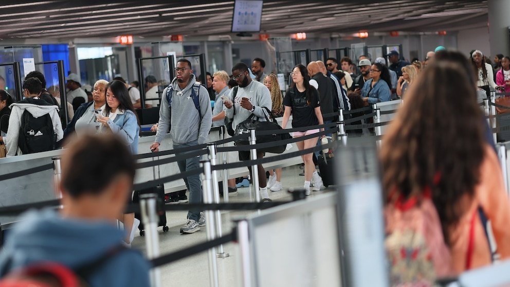 Tourists In Limbo As Us Government Shutdown Disrupts Flights, Closes Attractions second image