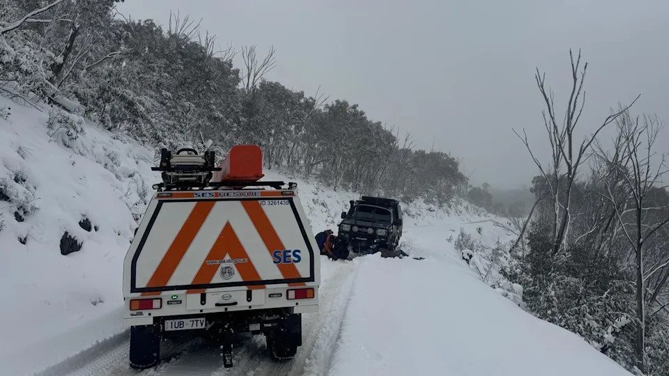 TEEN FIGHTS FOR LIFE TRAPPED IN -10C MOUNT BULLER BLIZZARD second image