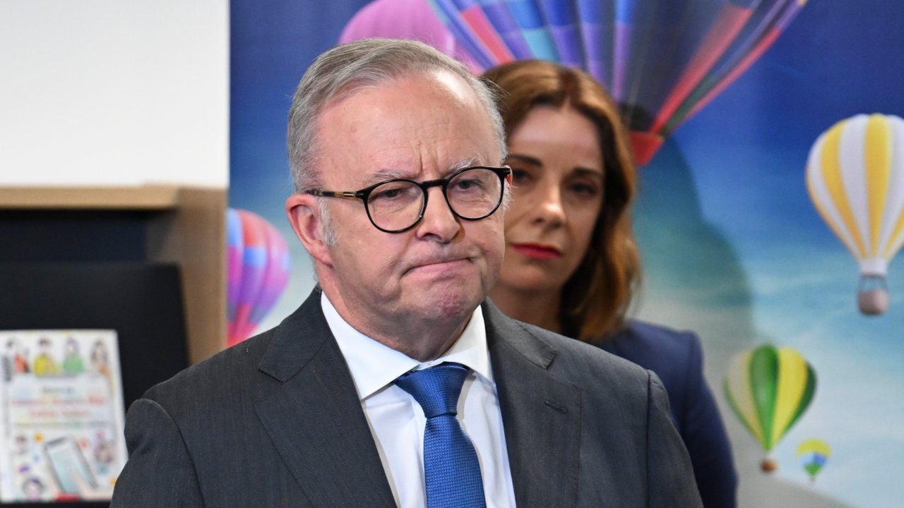 HEALTH MINISTER SPLURGES TAXPAYER CASH ON LUXURY SPORTS JUNKETS! second image