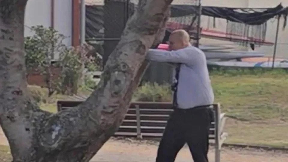 Hero Cop Takes Down Terrorist in Dramatic Bondi Beach Shootout second image