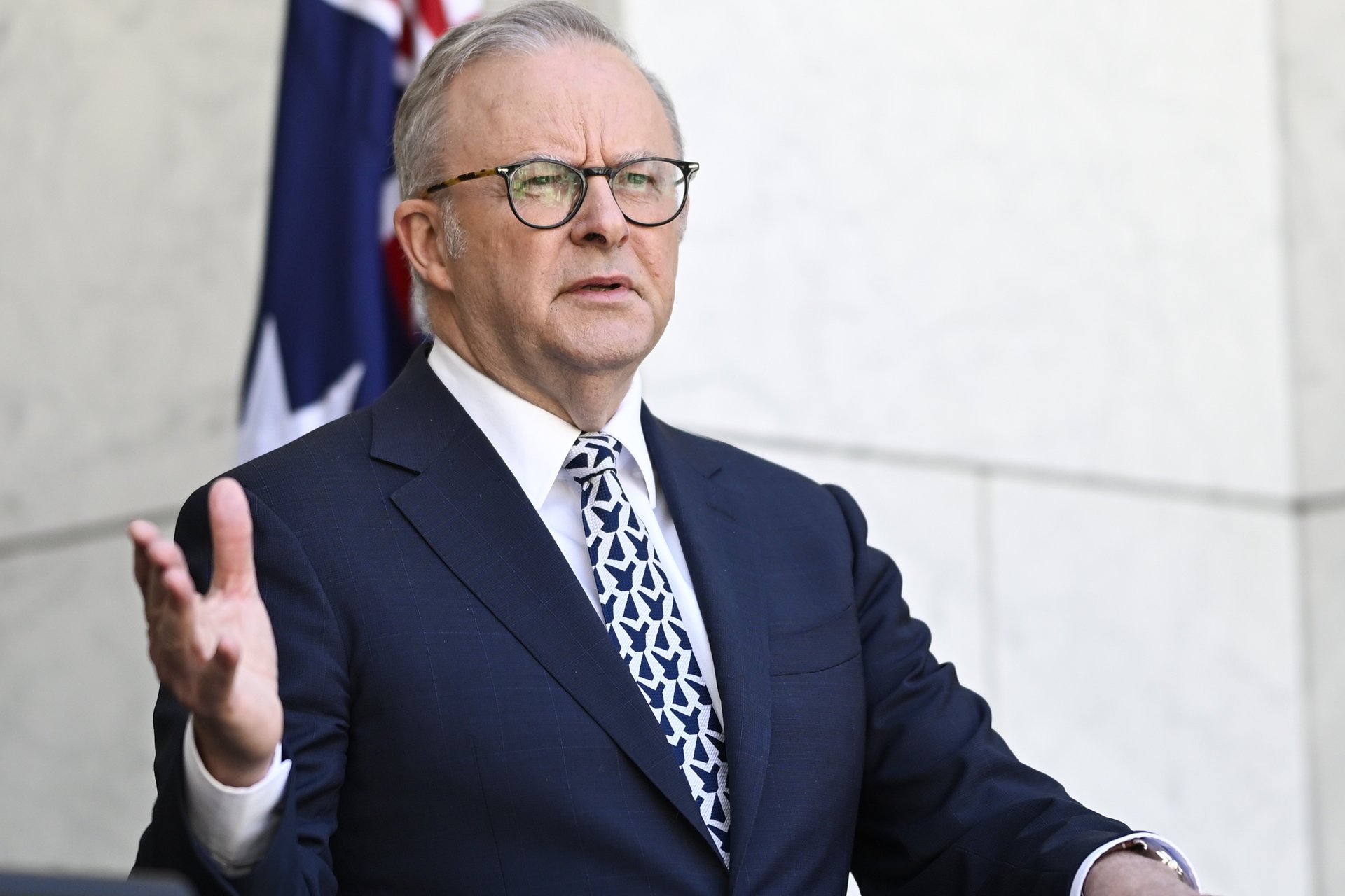 ALBO'S ROYAL COMMISSION BACKFLIP LOOMS - Second Image