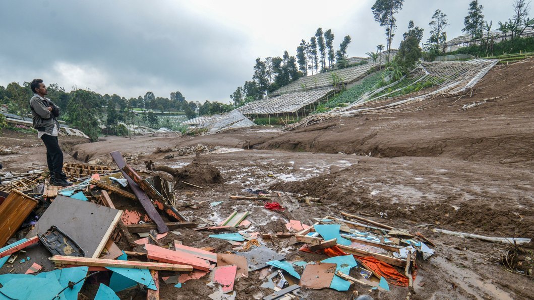 DEATH TOLL RISES 7 Killed, 82 Trapped in Indonesia Landslide Horror - Second Image