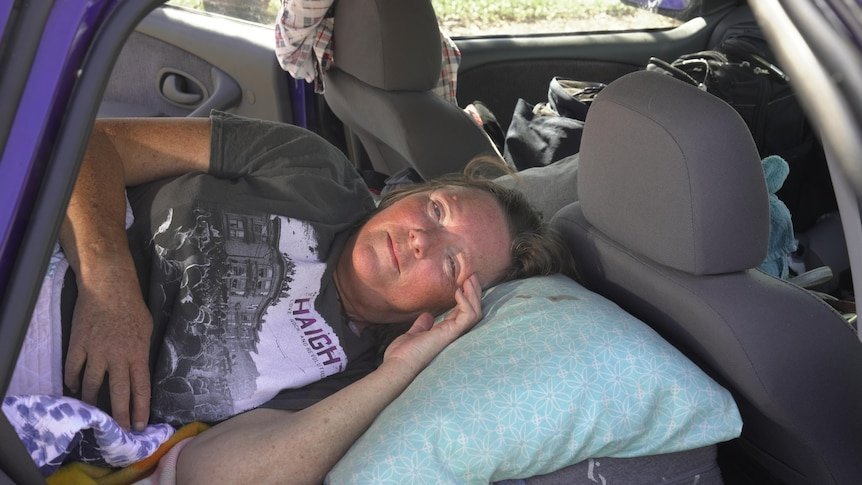 Desperate Mum of Seven Forced to Live in Tent with Kids in Public Park - Second Image