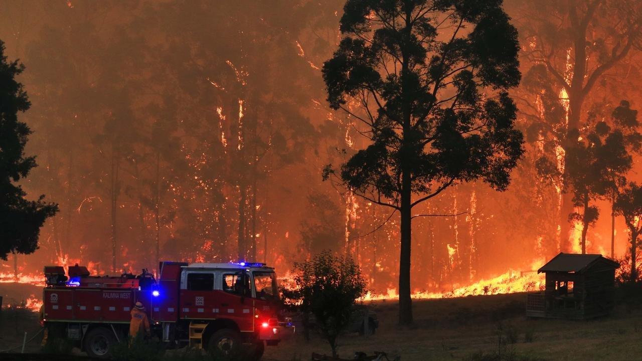 Fierce Blaze Engulfs Victoria, Homes Under Threat as Bushfire Rages Out of Control - Second Image