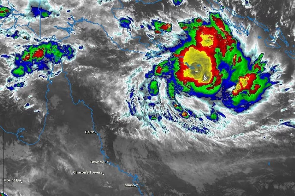 MONSTER CYCLONE Narelle Brings 250km/h Hell to Three Aussie States - Second Image