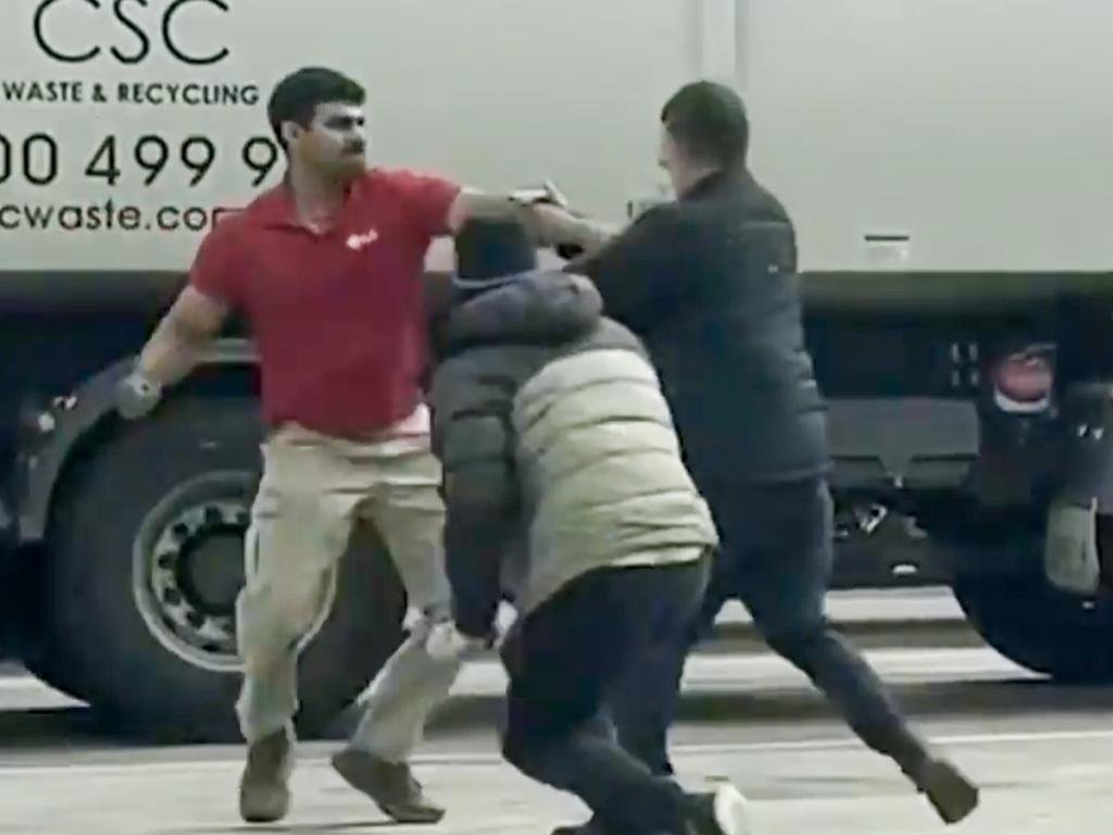 Truck Driver Fights Off Thugs with Spirit Level in Daring Showdown - Second Image