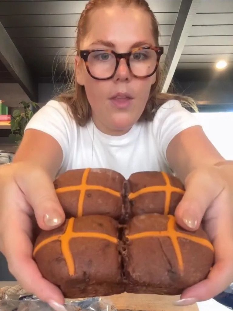 Cricket Legend Shane Warne's Daughter Brooke Takes Food World by Storm - Second Image