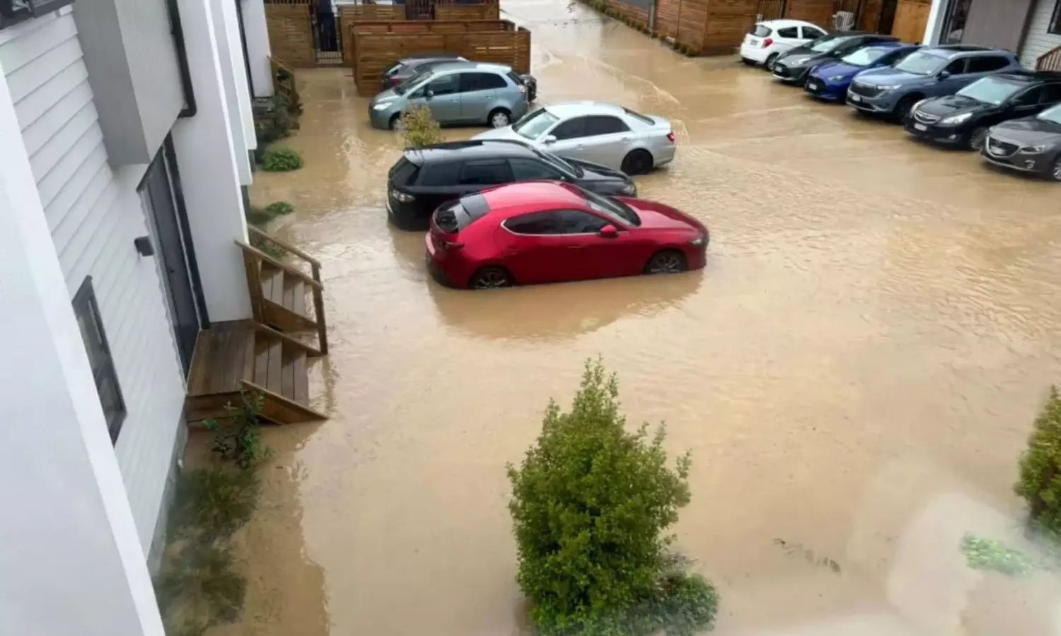 Wellington Residents Flee Flash Floods in Record-Breaking Deluge - Second Image
