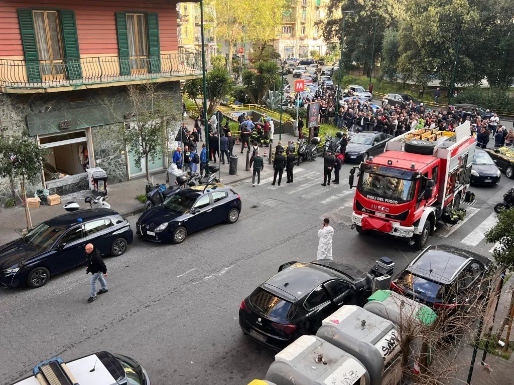 'Sewer Bandits' Hold 25 Hostages in Daring Naples Bank Heist - Second Image