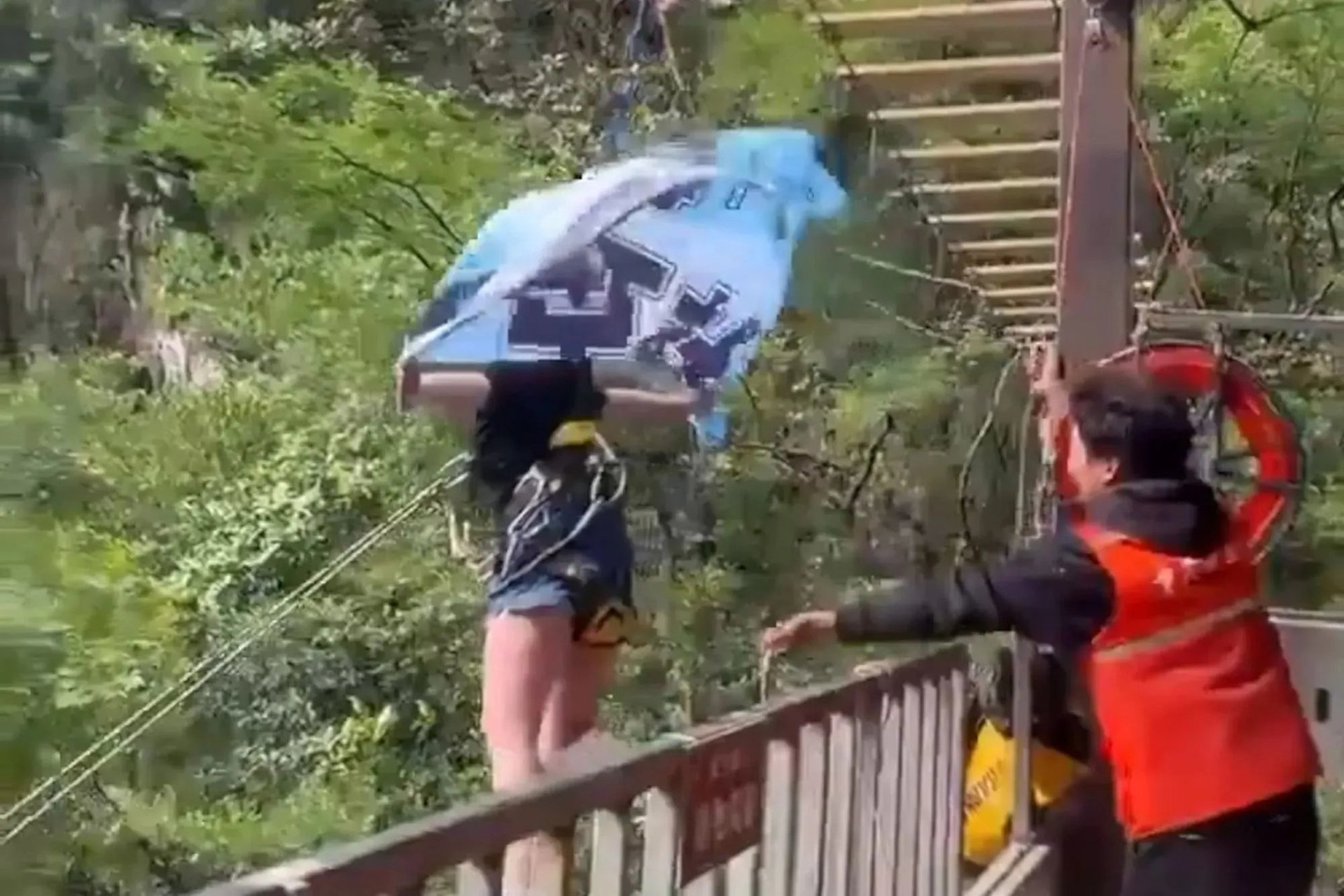 CHINA'S 'DEATH SWING' CLAIMS TEENAGE TOURIST'S LIFE - Second Image