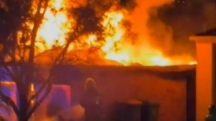Brisbane Homes Engulfed in Inferno, Residents Trapped - Second Image