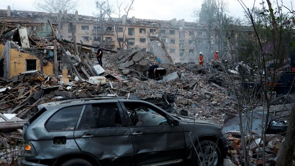Kyiv Under Siege Devastating Missile Strike Kills One, Injures Dozens - Second Image