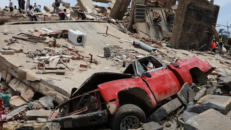 Venezuela Death Toll Nears 1,000 Amid Desperate Search for Survivors - Second Image