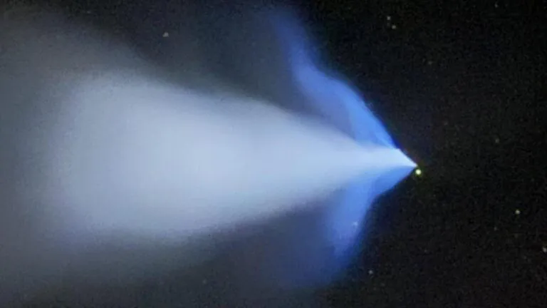 Chinese Rocket Blazes Across Australian Skies