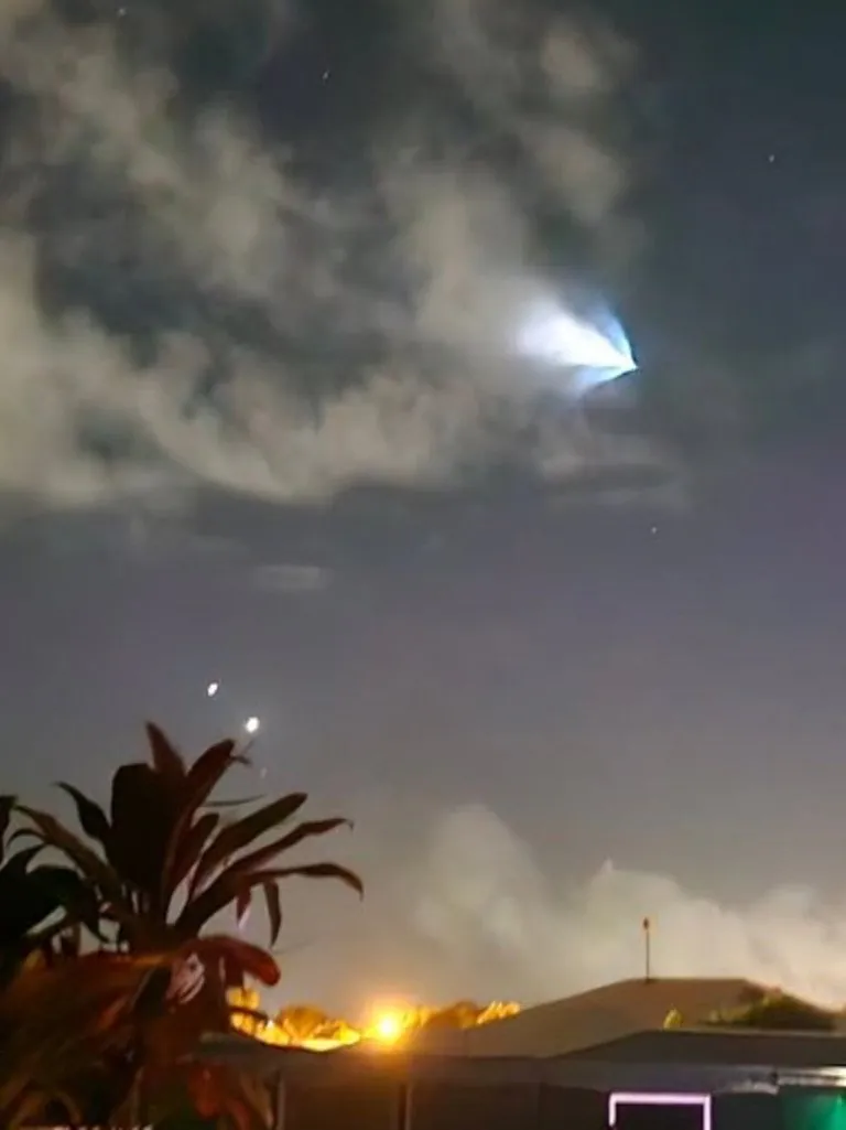 Chinese Rocket Blazes Across Australian Skies in Spectacular Light Show - Second Image