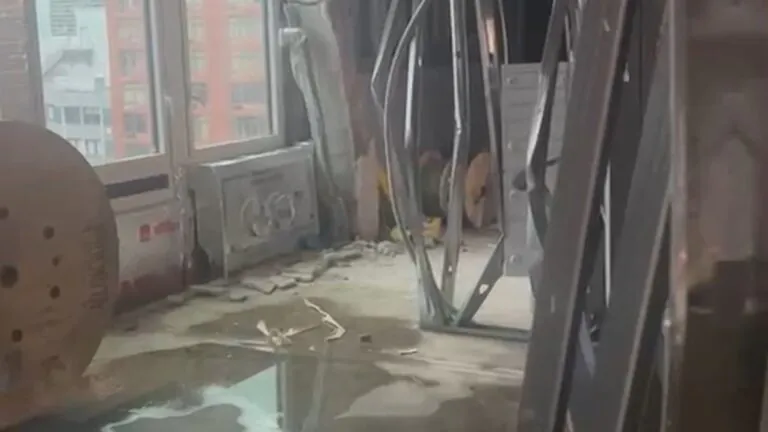 High-Rise in NY on Brink of Collapse