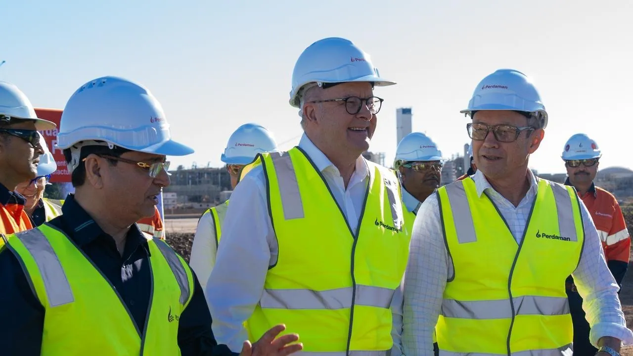 Australia's Fuel Crisis Albanese Unveils $4m Plan for New WA Refinery Amid Petrol Price Chaos - Second Image