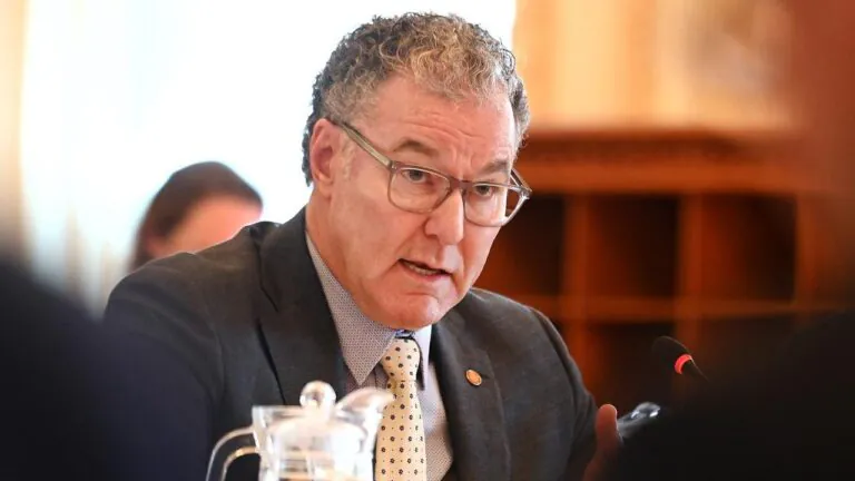 Minister’s ‘Jobs-for-Mates’ Spark Fury in Queensland