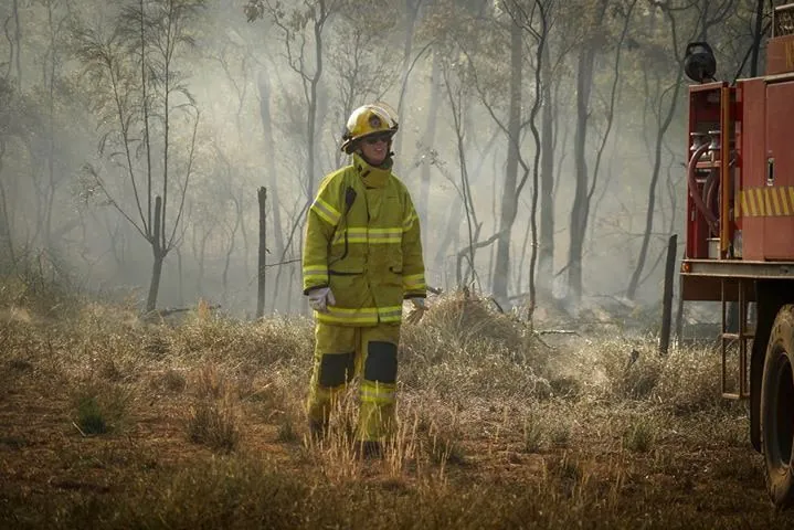 BUSHFIRE TERROR Out-of-Control Blaze Threatens NT Township - Second Image
