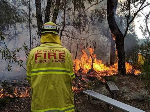 Sydney Teeters On Brink As Out-Of-Control Blaze Engulfs Fire Trucks - Second Image