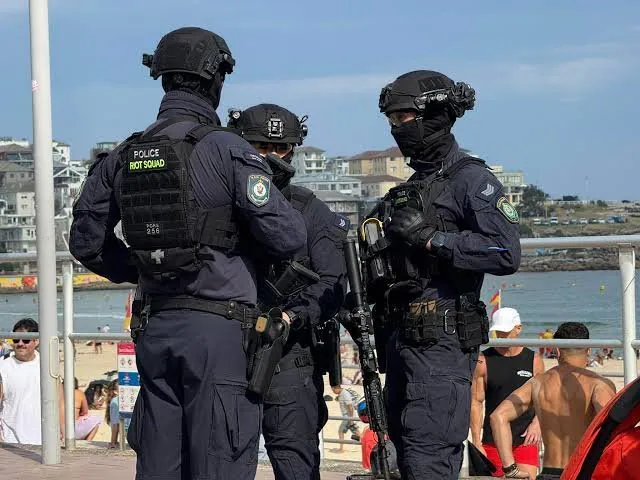 Elite Armed Unit Deployed On Sydney Streets Amid Terror Fears - Second Image